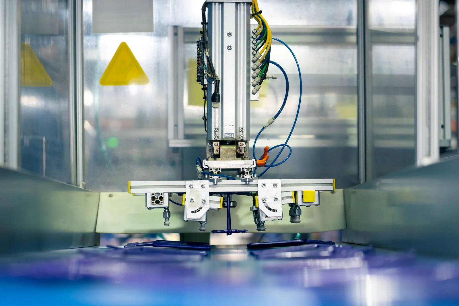 Automated equipment operating within an enclosed molding cell