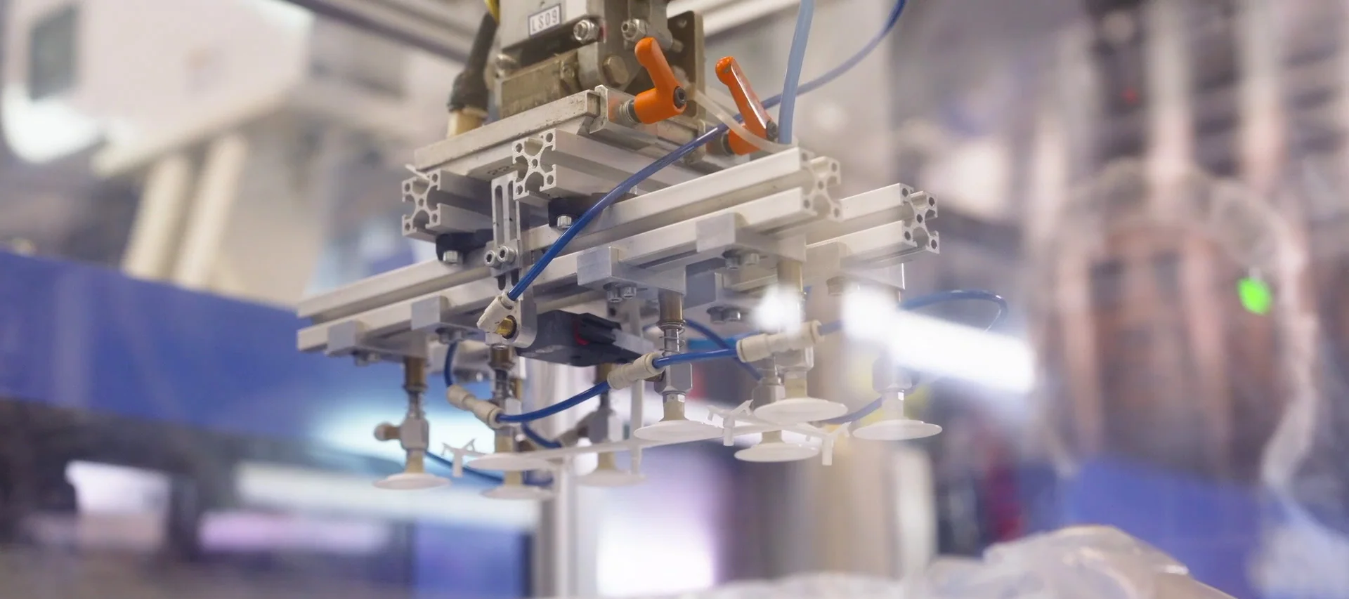 Robotic handling system picking up molded medical components