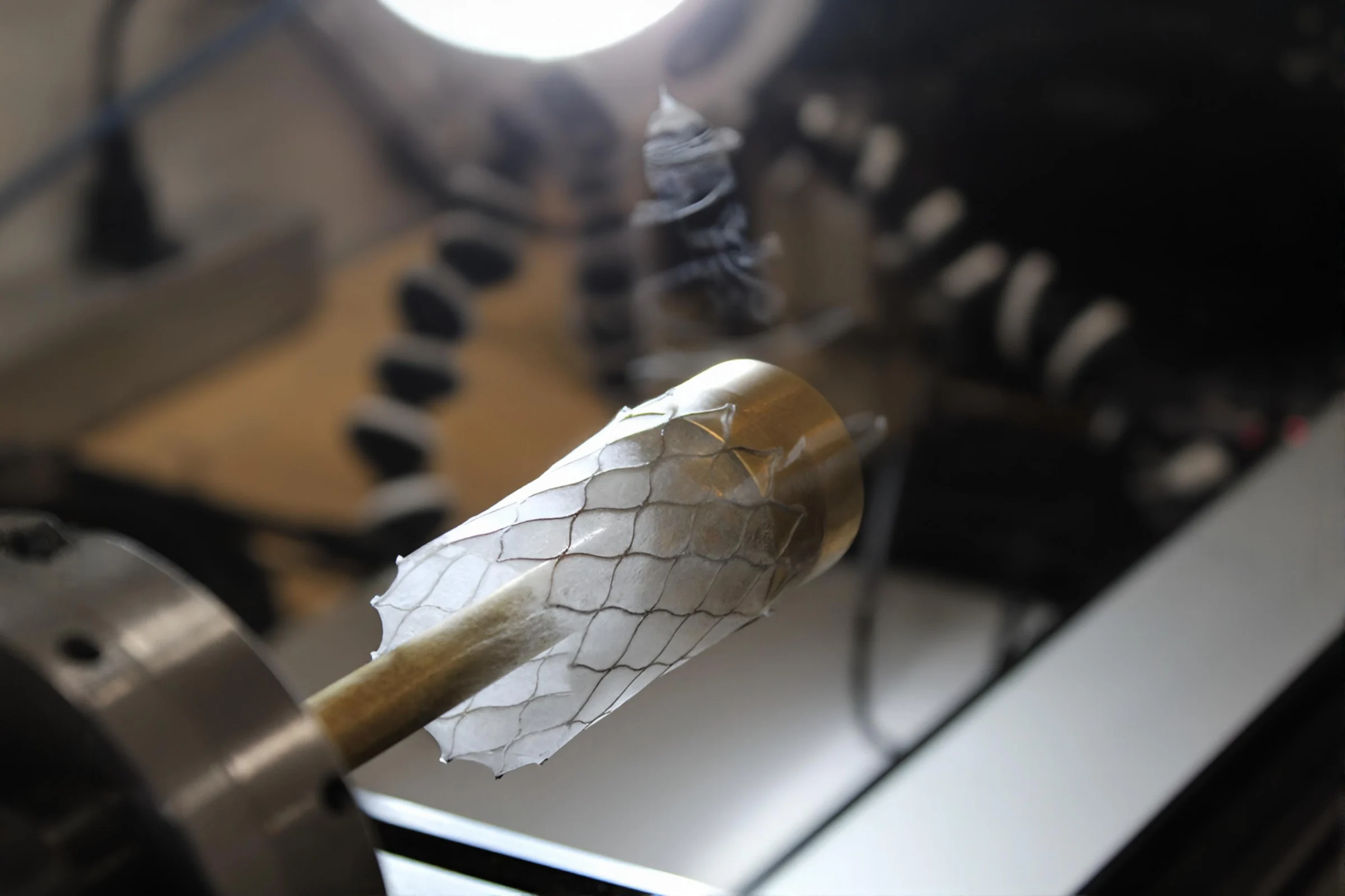 Close view of a stent during an electrospinning process